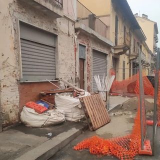 Via Volpiano, il cantiere abbandonato è stato rimosso: la strada ripulita dai rifiuti