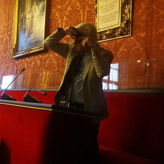 In Sala Rossa solidarietà alle donne iraniane: Viale (Per Torino) si taglia una ciocca di capelli