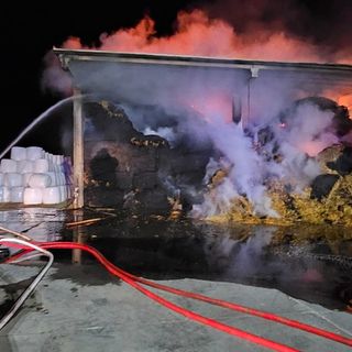 Le fiamme divorano un fienile a Isolabella: notte di lavoro per i vigili del fuoco [VIDEO]
