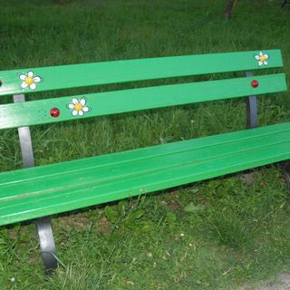 A Villar Dora le panchine colorate realizzate da cittadini e associazioni