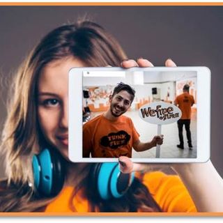 ragazza con un cellulare in mano