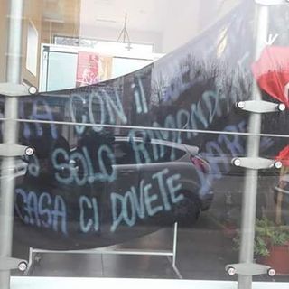 Famiglia sotto sfratto: collettivo Prendocasa occupa sede servizi sociali