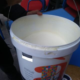 Vendeva yogurt in contenitori che prima tenevano vernice, denunciato dai vigili titolare di un kebab in via Nicola Fabrizi