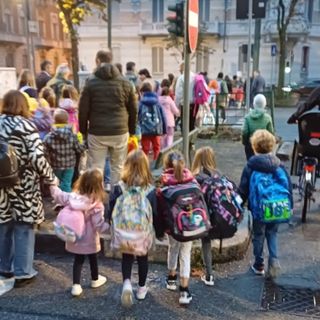 &quot;Walk To School&quot;, i bambini della Circoscrizione 1 vanno a scuola a piedi tutti insieme: l'iniziativa per sensibilizzare contro lo smog
