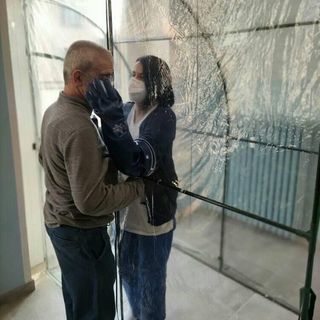 Incontro tra due persone nella stanza degli abbracci in ospedale