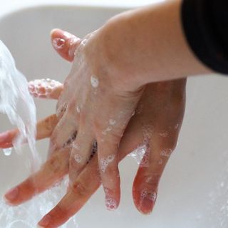 Le buone abitudini per prevenire raffreddore e influenza
