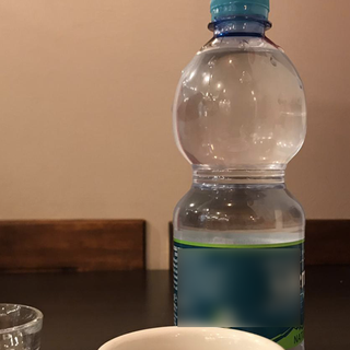 Caraffe d’acqua del rubinetto al posto delle bottiglie di plastica: la proposta del M5s per i locali torinesi