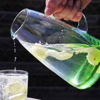 Acqua in caraffa: quali pericoli si corrono?