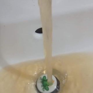 rubinetto con acqua scura