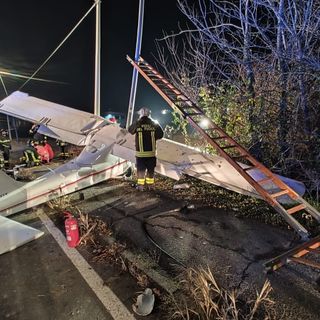 aereo caduto contro un palo