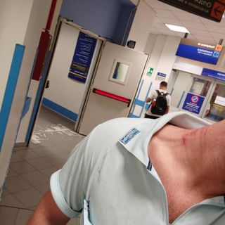 Persona con segni sul collo all'ospedale
