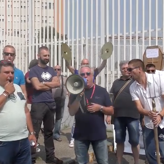 &quot;Senza divise e con le blatte in mensa&quot;: esplode la protesta degli agenti della polizia penitenziaria [VIDEO]
