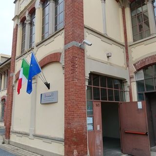 palazzo con bandiere viste da fuori