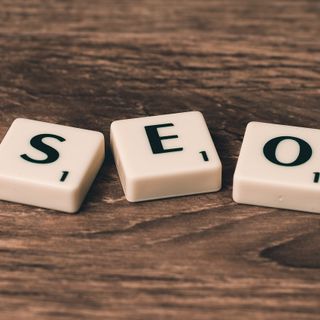 Agenzie di SEO vs. fai-da-te: quale strategia funziona meglio per il tuo business?