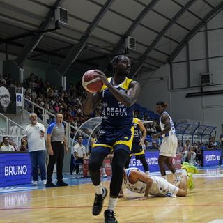 Giocatori di basket in campo