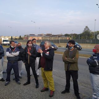 presidio di lavoratori all'esterno di una fabbrica