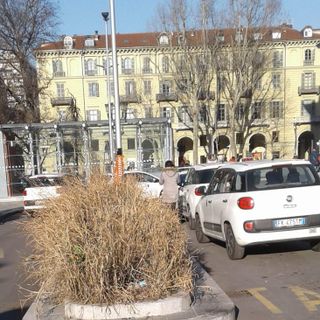 La strana storia dell'aiuola nel parcheggio taxi di Porta Nuova