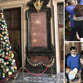 E’ Natale anche in Comune: sindaca e bimbi addobbano l’albero ecosostenibile di Palazzo Civico