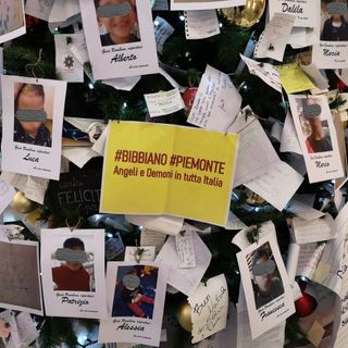 Bibbiano a Porta Nuova, sull'albero di Natale le foto dei bimbi allontanati dalle famiglie in Piemonte: è polemica