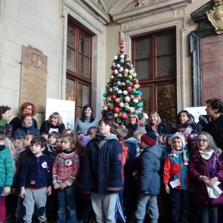 Torino, i bimbi delle scuole decorano l'albero di Natale di Palazzo Civico