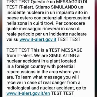 cellulare con messaggio di allarme