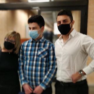 Alex Pompa al centro, insieme alla mamma e al fratello Loris