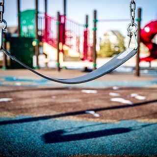 Caluso, a 24 anni rimane incastrato sull'altalena per bambini: salvato dai pompieri