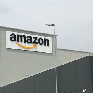 Prende la scossa mentre lavora in una cabina elettrica del centro Amazon: ricoverato al CTO