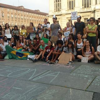 Gli studenti torinesi in piazza per l'Amazzonia: &quot;Fora Bolsonaro&quot; [FOTO e VIDEO]