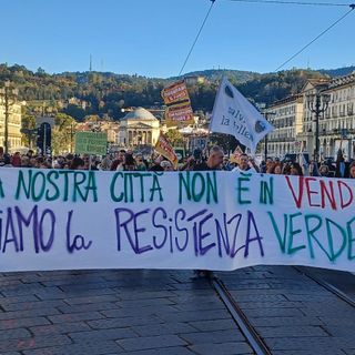 Ambientalisti in piazza guidati dal coro &quot;Si ama e si difende, Torino non si vende&quot;