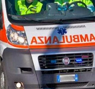Auto fuori strada a Strambino con a bordo una coppia di anziani: lui muore sul colpo, lei è in ospedale