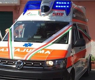 Auto si ribalta in corso Matteotti, il conducente resta intrappolato prima di essere salvato dai Vigili del Fuoco