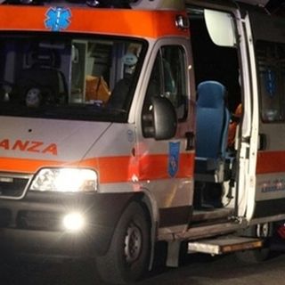Scontro in tangenziale: tre auto coinvolte, una va in fiamme, quattro i feriti
