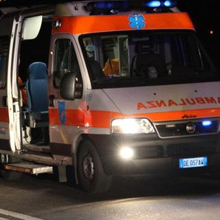 Auto si ribalta sulla statale a Borgomasino: un morto