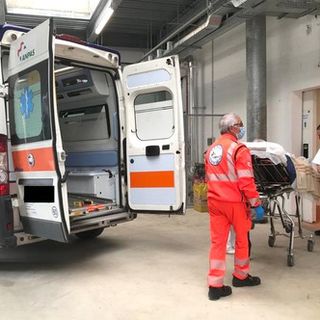 soccorritori al lavoro attorno ad una ambulanza