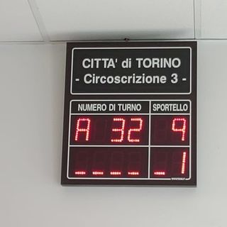 foto di repertorio di un tabellone dell'anagrafe di corso Racconigi