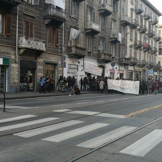 Il corteo degli anarchici fa paura: via i déhors dal centro di Torino e i bus sostituiscono i tram