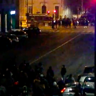 Notte di tensione ad Aurora, gli anarchici marciano verso l’asilo: la polizia sbarra la strada [VIDEO]