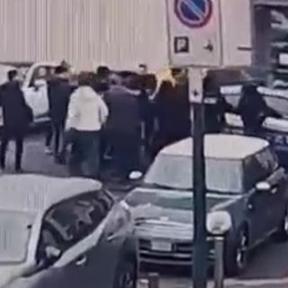 Tensioni e incidenti di fronte alla Questura, una decina le posizioni al vaglio degli investigatori