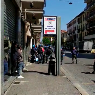Tensione a Torino, anarchici nuovamente in corteo: scontri con la polizia in piazza Crispi [FOTO e VIDEO]