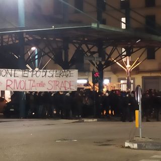 Protesta degli anarchici nel quartiere Aurora