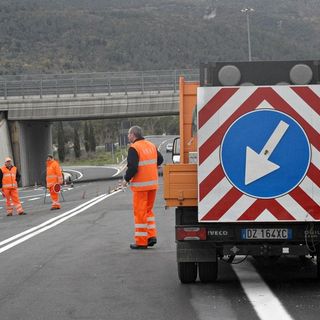 Manutenzione notturna sul raccordo Torino-Caselle: si rifanno gli impianti di illuminazione