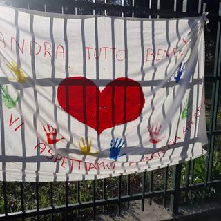 Coronavirus, lenzuolo davanti ad una scuola di Torino:&quot;Andrà tutto bene. Vi aspettiamo a braccia aperte&quot;