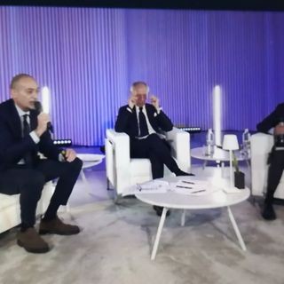 Persone sedute a un tavolo
