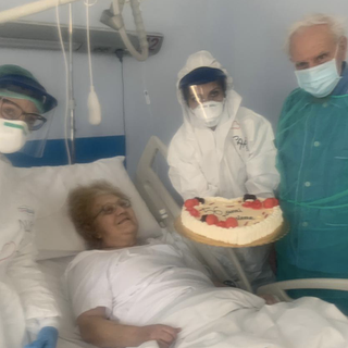 L'amore più forte del Coronavirus: Umberto e Maria festeggiano 56 anni di matrimonio nel reparto Covid-19 [VIDEO e FOTO]