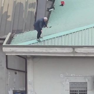 Anziani in bilico sul tetto del centro di incontro per pulire le grondaie (VIDEO)