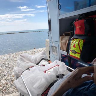 &quot;Voglio vedere il mare per l'ultima volta&quot;: ambulanza si ferma vicino alla spiaggia