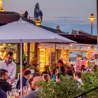 locali aperti la sera - foto di archivio