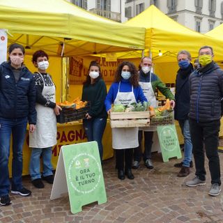 La sindaca Chiara Appendino e l’assessore Alberto Sacco al mercato domenicale di Campagna Amica in piazza Vittorio
