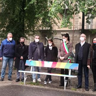 appendino e panchina arcobaleno